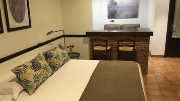 Fer et planche Ă repasser, accĂšs Internet, draps fournis