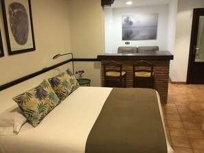 Tabla de planchar con plancha, acceso a internet y ropa de cama