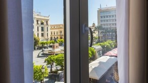 A view from a window with a view of a plaza, buildings, and a fountain. - Tendillas 5 · Apartment · 2 bedrooms · 1 sofa bed · 2 bathrooms (Córdoba)