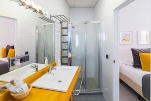 Shower, hair dryer, towels