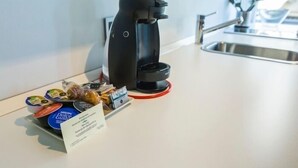A coffee machine on a kitchen counter with a sign indicating a breakfast menu. - Tendillas · Studio with terrace · 1 bed · 1 bathroom (Córdoba)