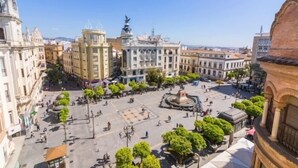A plaza with historic buildings, a central fountain, and a statue. - Tendillas · Studio with terrace · 1 bed · 1 bathroom (Córdoba)