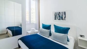 2 slaapkamers, een strijkplank/strijkijzer, internet, beddengoed