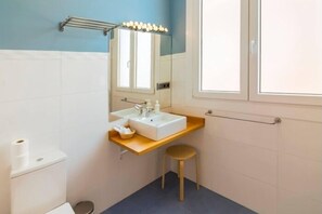 Dusj, hårføner og håndklær