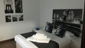 A hotel room with a bed, a nightstand, a mirror, and wall art. - Casa del Río 4 · Standard Studio without terrace · 1 Bed · 1 Bathroom (Córdoba)
