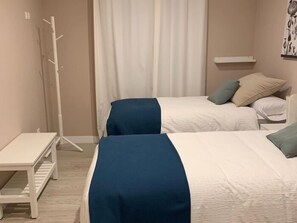 5 bedrooms, iron/ironing board, Internet, bed sheets