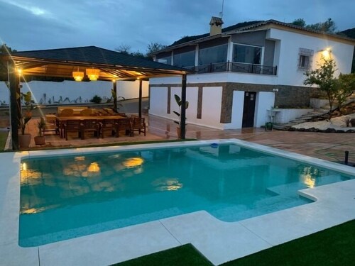 Chalet in Córdoba · 5 bedrooms · 12 beds · 4 baths