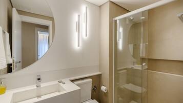 Apartment | Bathroom | Shower, hair dryer, towels, soap