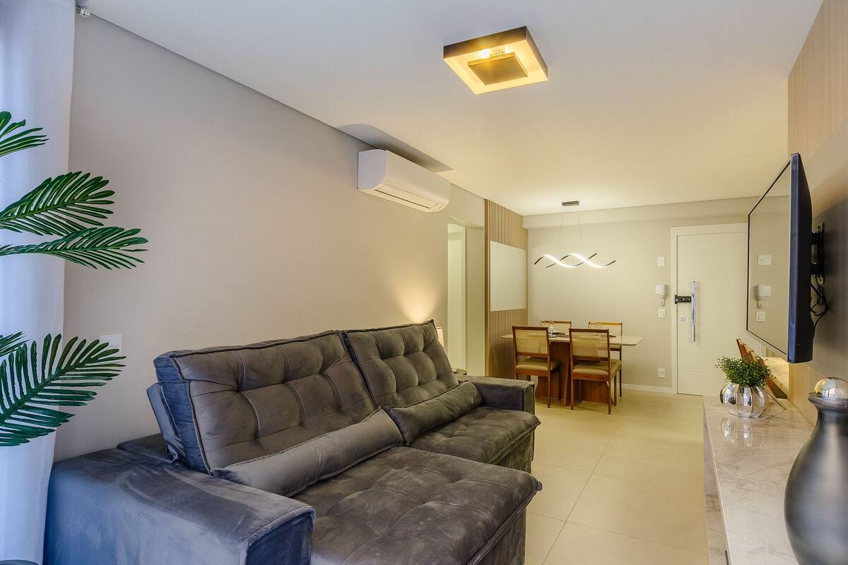 Basic Apartment | Ruang tamu | 40 inci televisyen dengan digital 