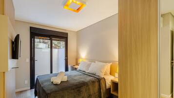 Tabla de planchar con plancha, wifi gratis y ropa de cama