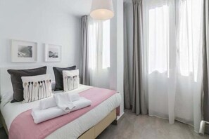 3 bedrooms, iron/ironing board, internet, bed sheets