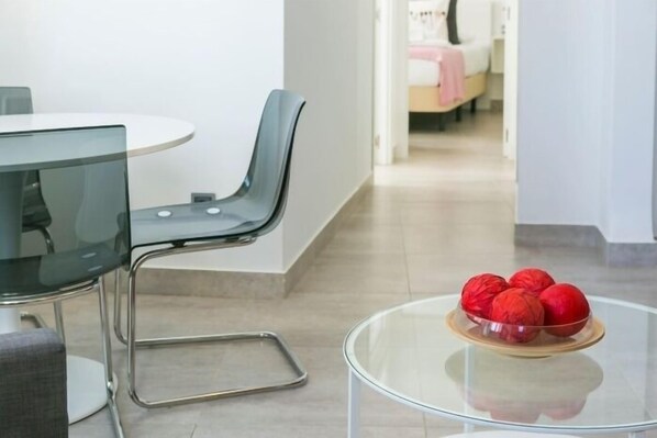 A modern dining area with a glass table and metal chairs. - Tendillas 8 · Apartment · 2 bedrooms · 1 sofa bed · 2 bathrooms (Córdoba)
