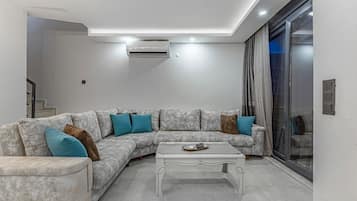 Habitación, vista a la ciudad | Área de sala de estar