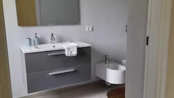 Haartrockner, Handtücher, Seife, Toilettenpapier