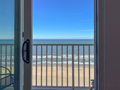 Your Modern Beach Condo Awaits! Sun & Dolphins