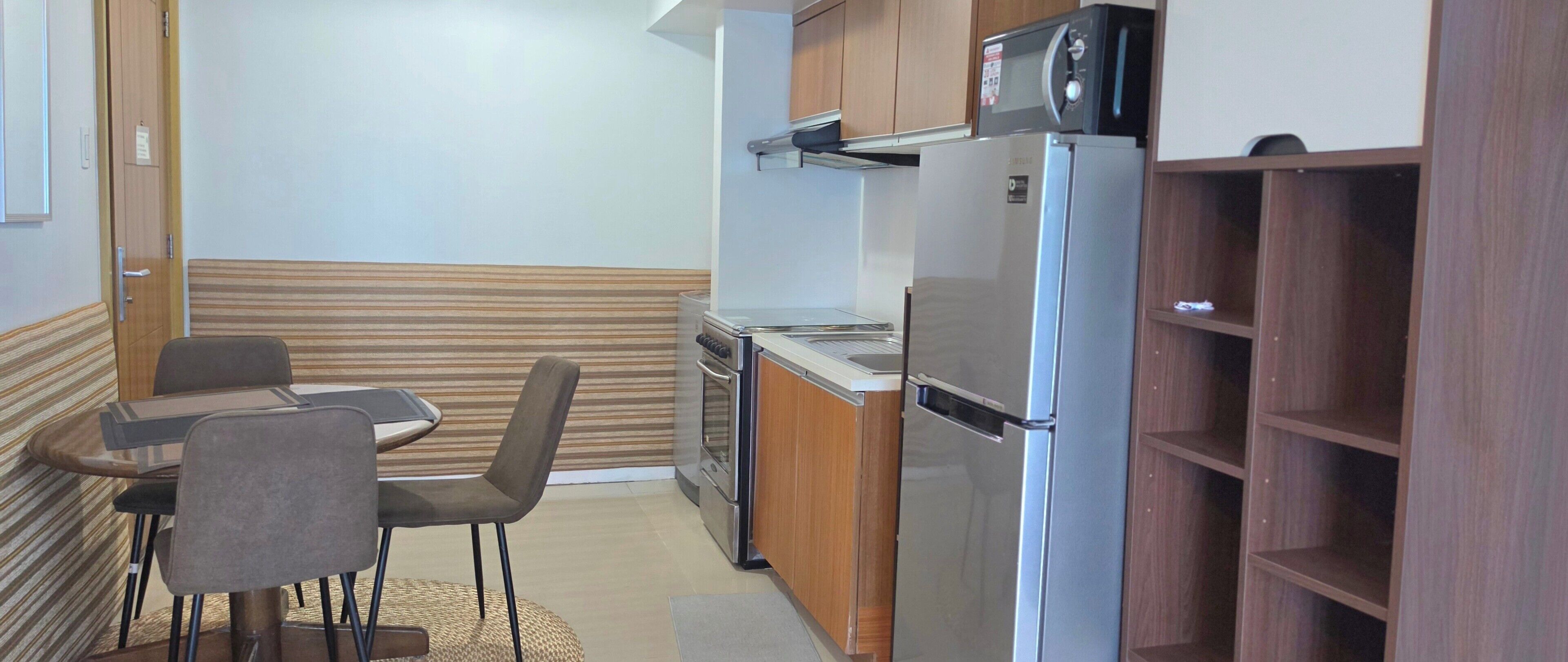 Microwave, dishwasher, cookware/dishes/utensils