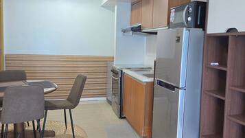 Microwave, dishwasher, cookware/dishes/utensils