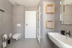 Ducha, toallas, jabón y champú