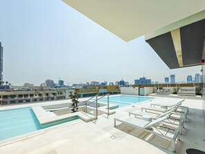 Una piscina al aire libre