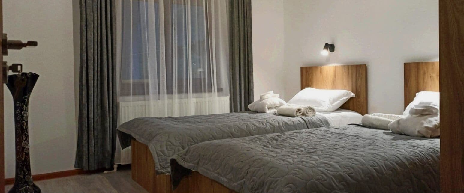 3 bedrooms, premium bedding, soundproofing, free WiFi