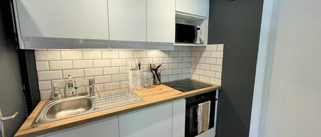 Kjøleskap, mikrobølgeovn, ovn og oppvaskmaskin