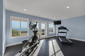 Fitness facility - Enjoy a Weekend Getaway in this newly updated Condo> Amazing view! (DESTIN)