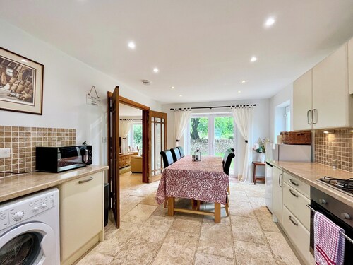 3 bedroom accommodation in Atworth, Near Melksham
