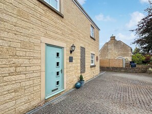 Exterior - 3 bedroom accommodation in Atworth, Near Melksham (Atworth, Near Melksham)