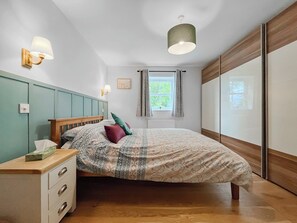 3 bedrooms, free WiFi, bed sheets - 3 bedroom accommodation in Atworth, Near Melksham (Atworth, Near Melksham)