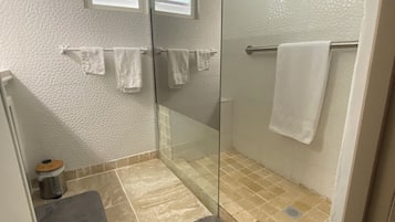 Douche, serviettes fournies, papier toilette