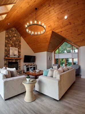 Smart TV, fireplace - Sunset Paradise on Lake Michigan (Charlevoix)