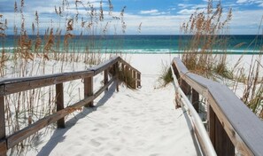 Sun loungers, beach towels - Cozy 4-bedroom house near top beaches in fantastic Santa Rosa (Santa Rosa)