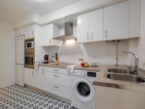 Fridge, microwave, oven, coffee/tea maker