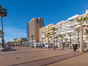 Situated along a scenic promenade, this hotel offers stunning views and easy access to outdoor activities.
