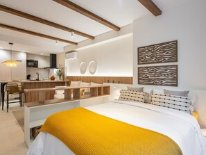 Een strijkplank/strijkijzer, wifi, beddengoed