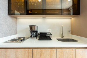 Een koelkast, een magnetron, een kookplaat