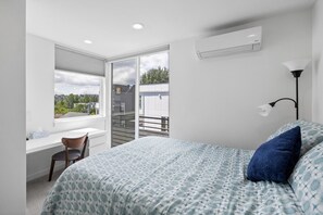 2 slaapkamers, een bureau, een strijkplank/strijkijzer, reisbedje