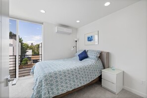 2 slaapkamers, een bureau, een strijkplank/strijkijzer, reisbedje