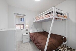 2 chambres, bureau, fer et planche à repasser, lit parapluie