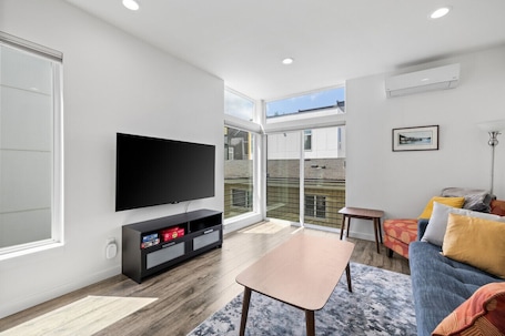 Smart TV. Family Townhome Near Stadiums, Beach, Parks, Lake