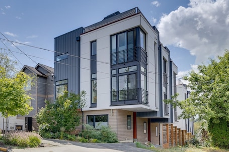 Exterior. Family Townhome Near Stadiums, Beach, Parks, Lake
