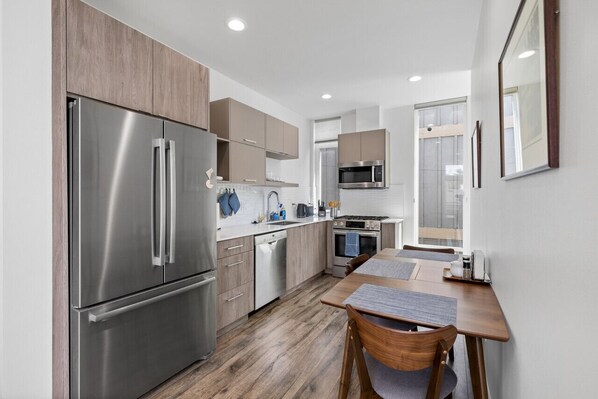 Réfrigérateur, micro-ondes, four, plaque de cuisson