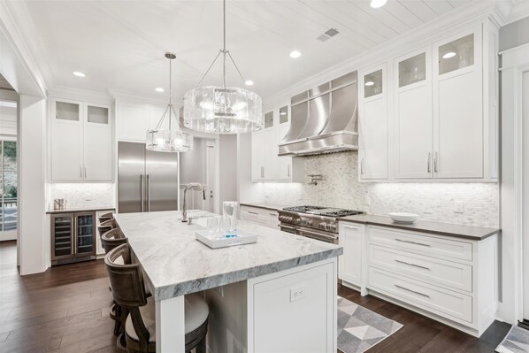 Kühlschrank, Mikrowelle, Ofen, Geschirrspüler