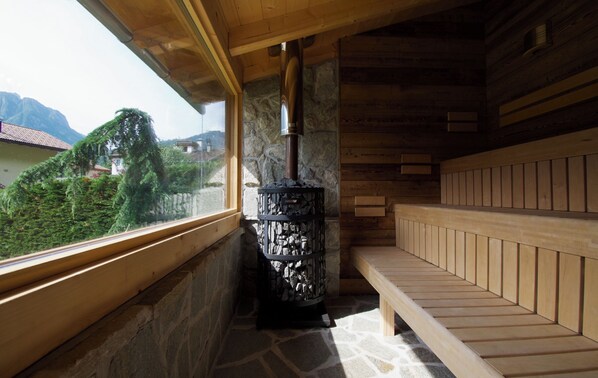 Sauna, hot tub, steam room