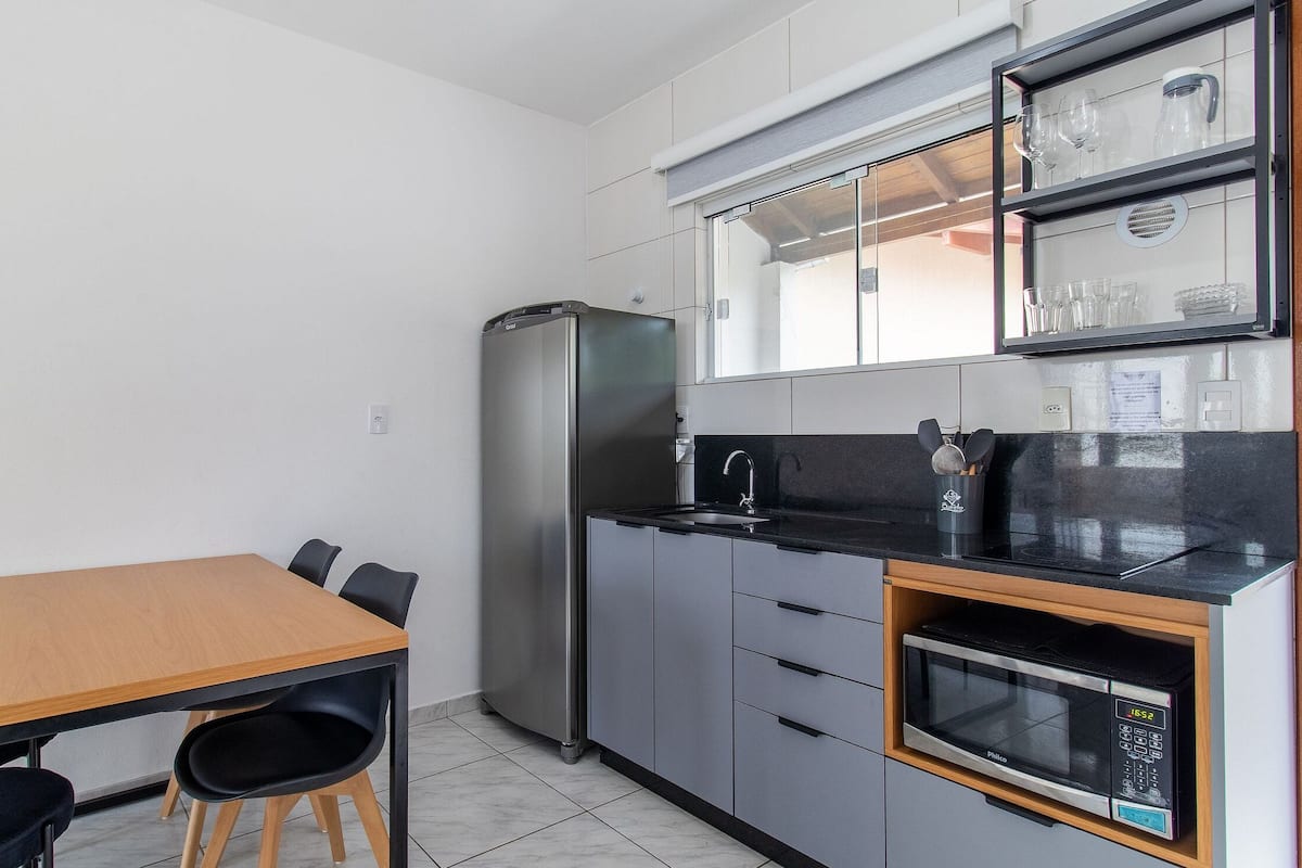 Eenvoudig appartement | Privékeuken | Een koffiezetapparaat/waterkoker, een waterkoker