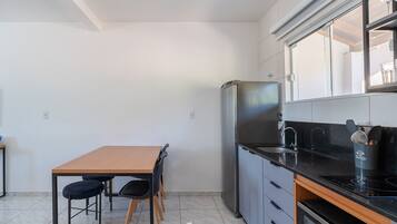 Apartamento básico | Cozinha privada | Cafeteira/chaleira, chaleira elétrica