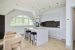 Apartment (2 Bedrooms) | Exterior - The Woodborough Place - Beckoning 2bdr Flat With Balcony (London)
