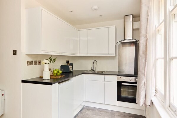 Private kitchen - The Streatham Crib - Bright 2bdr Flat (London)