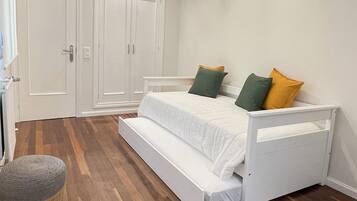 3 slaapkamers, een strijkplank/strijkijzer, wifi, beddengoed