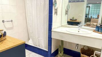 Douche, sèche-cheveux, serviettes fournies, savon